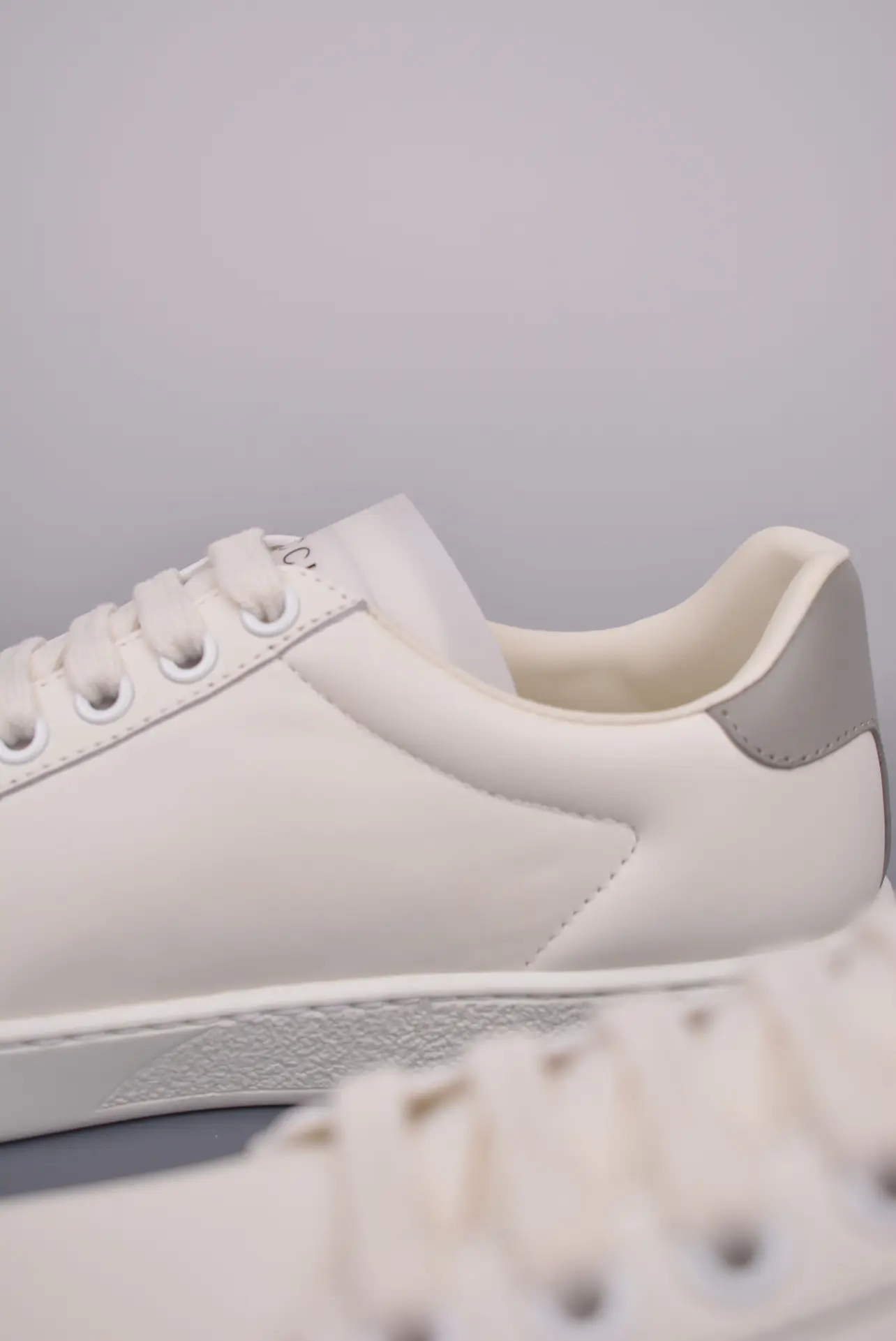 YASSW | The Allure of Gucci Women's Ace Interlocking Sneakers - A Detailed Review