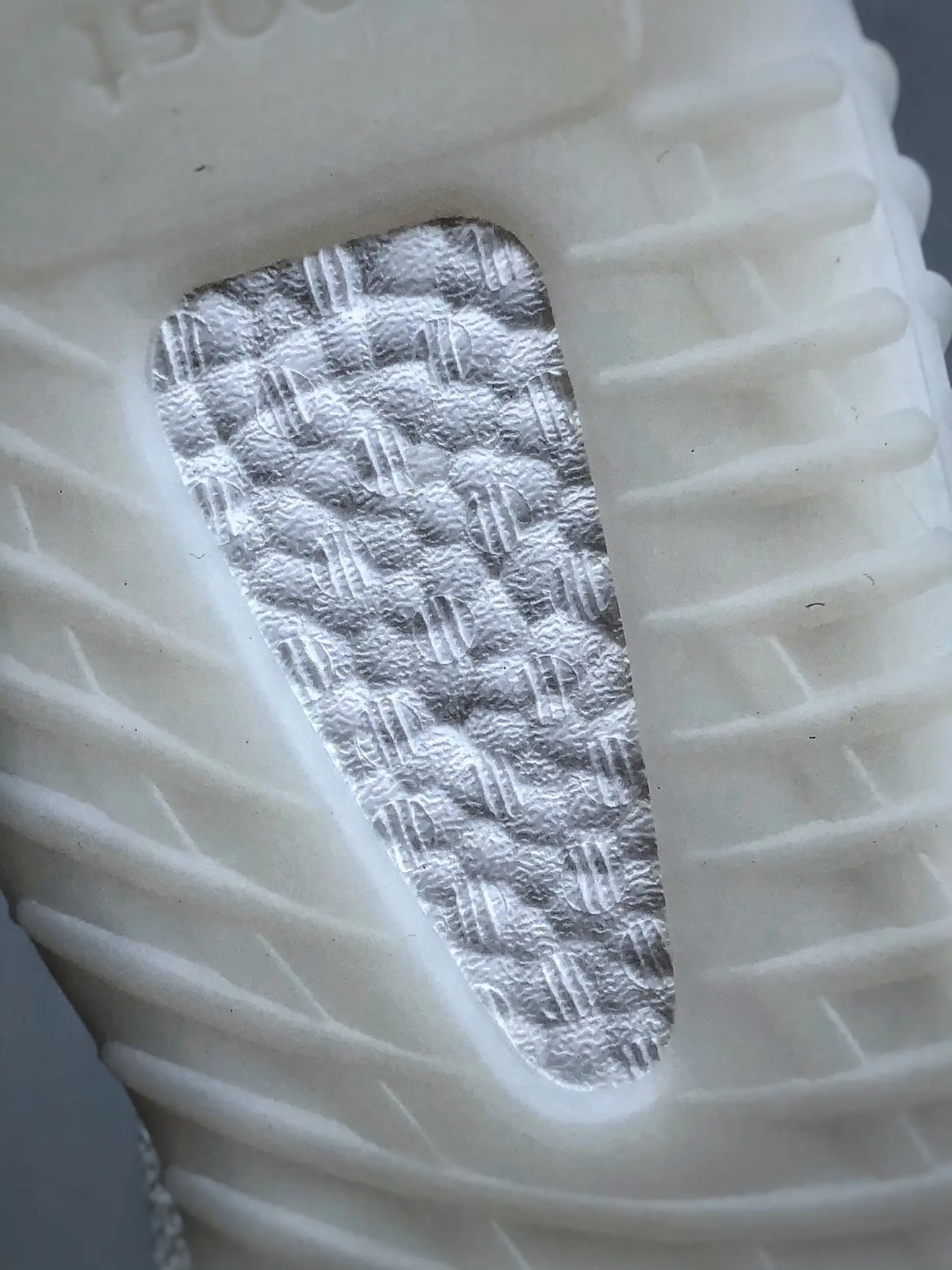 YASSW | The Lowdown on Replica Yeezy 350 V2 Cream White: Worth the Hype?