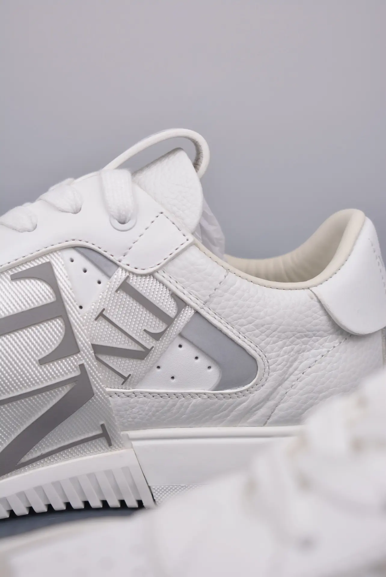 YASSW | Valentino Garavani White & Gray VL7N Low-Top Sneakers: A Stylish Investment