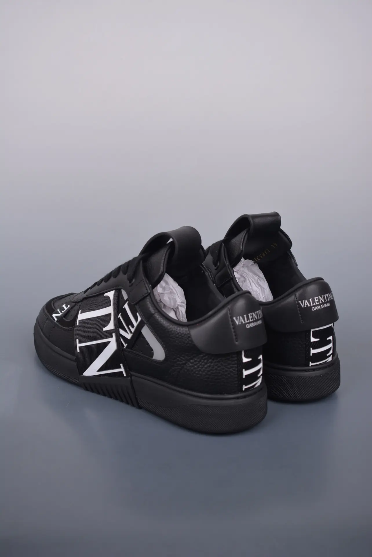 YASSW | Replica Valentino Garavani Low-Top Sneakers in Calfskin - White & Black