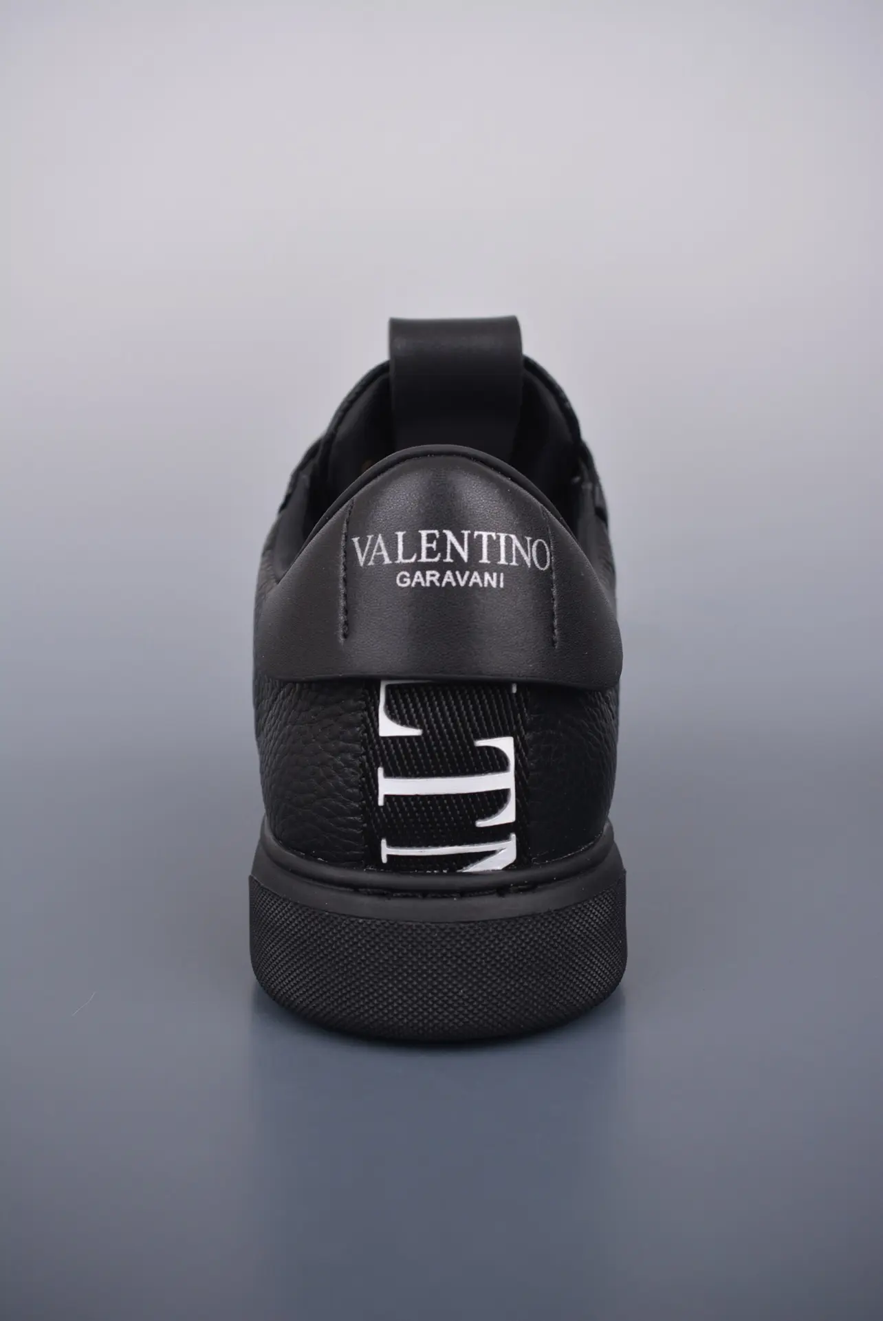 YASSW | Replica Valentino Garavani Low-Top Sneakers in Calfskin - White & Black