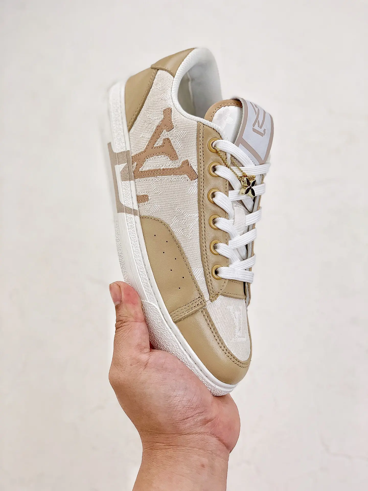 YASSW | Fashionable Sneaker Alternatives: White, Replica, and Luxe Choices