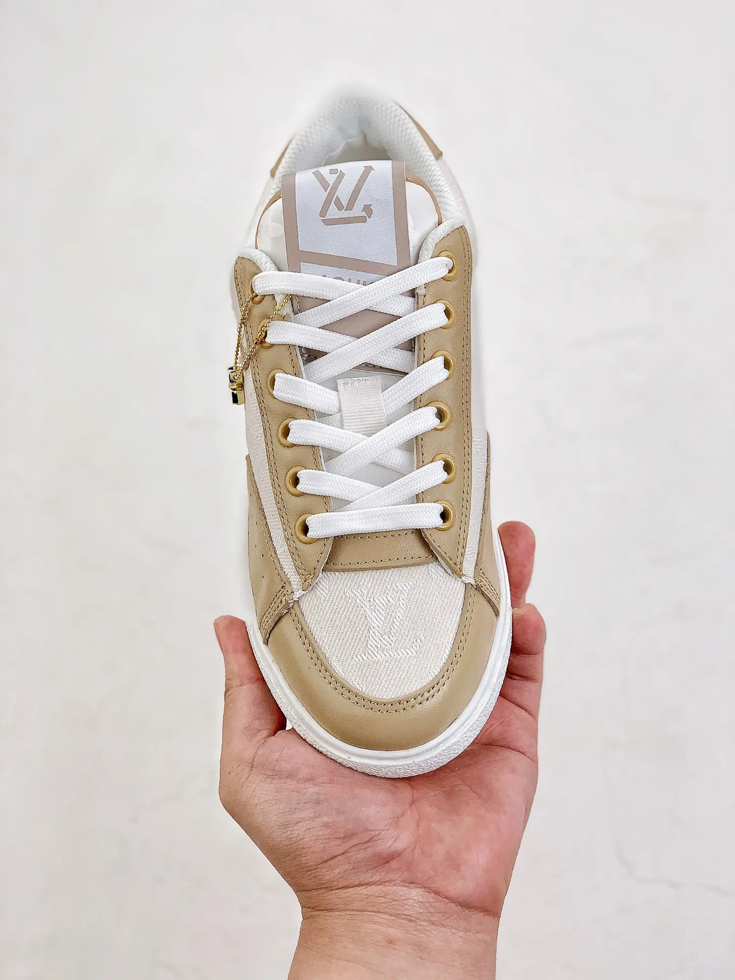 YASSW | Fashionable Sneaker Alternatives: White, Replica, and Luxe Choices