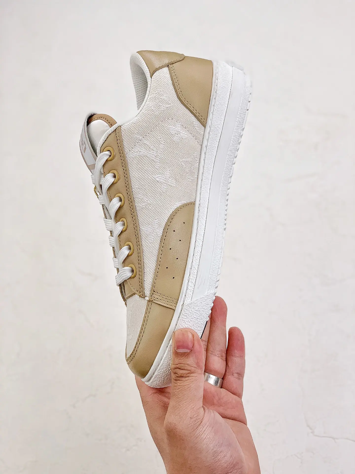 YASSW | Fashionable Sneaker Alternatives: White, Replica, and Luxe Choices