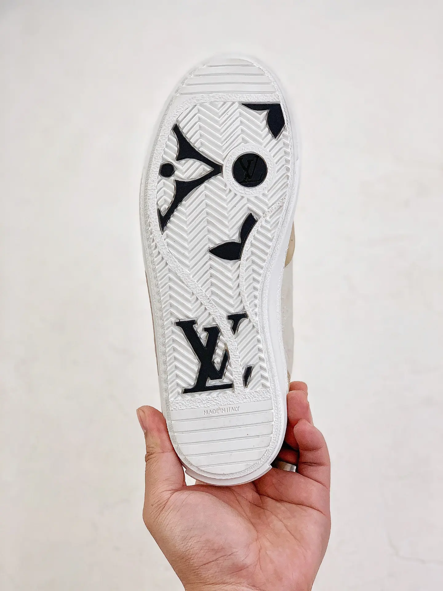 YASSW | Fashionable Sneaker Alternatives: White, Replica, and Luxe Choices