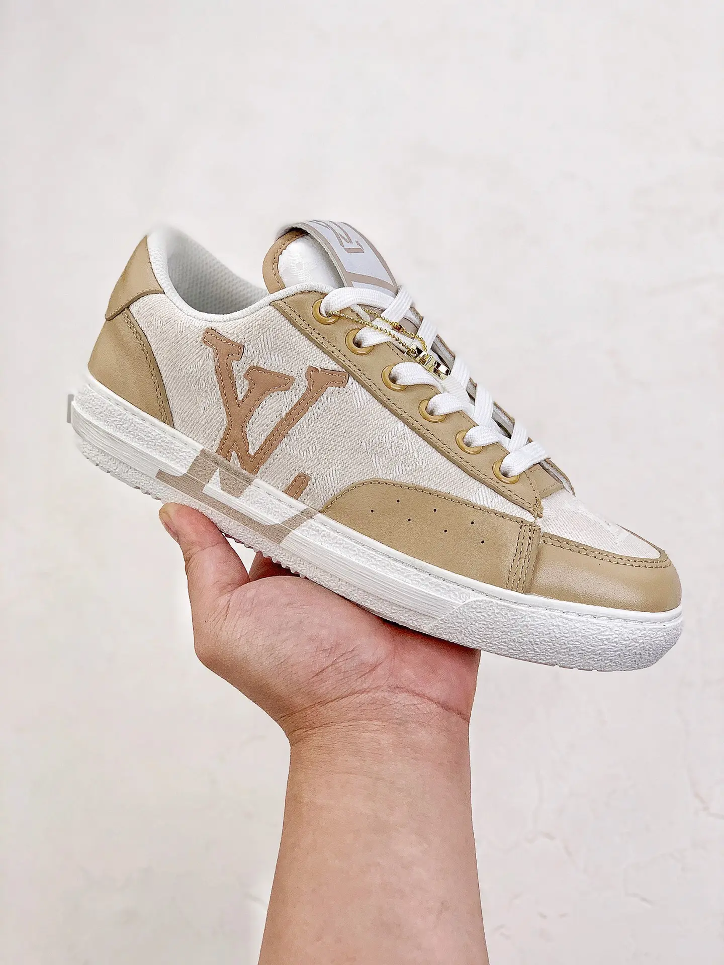 YASSW | Fashionable Sneaker Alternatives: White, Replica, and Luxe Choices