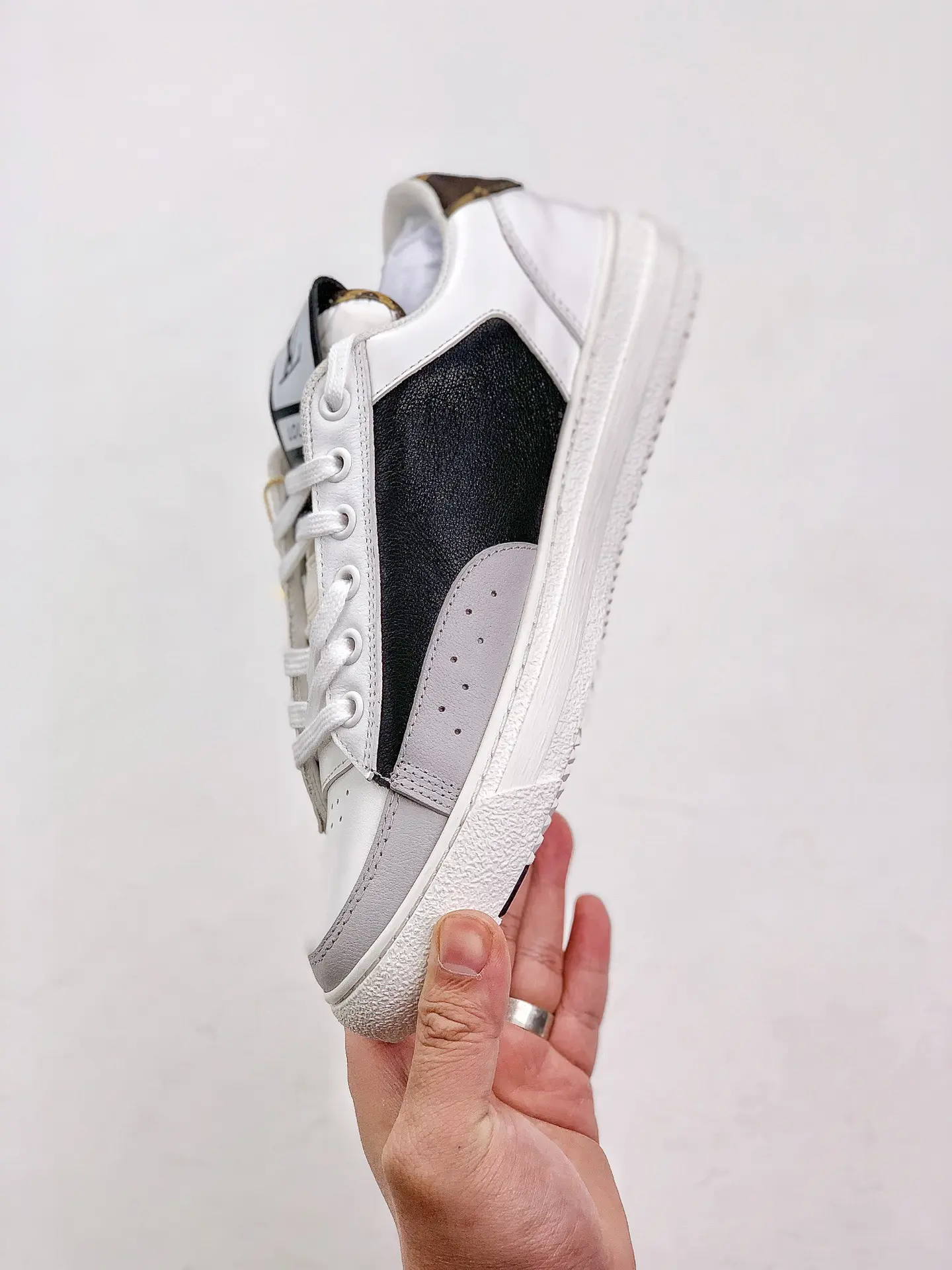 YASSW | Replica Louis Vuitton VL7N Banded Calfskin Sneakers - White 39