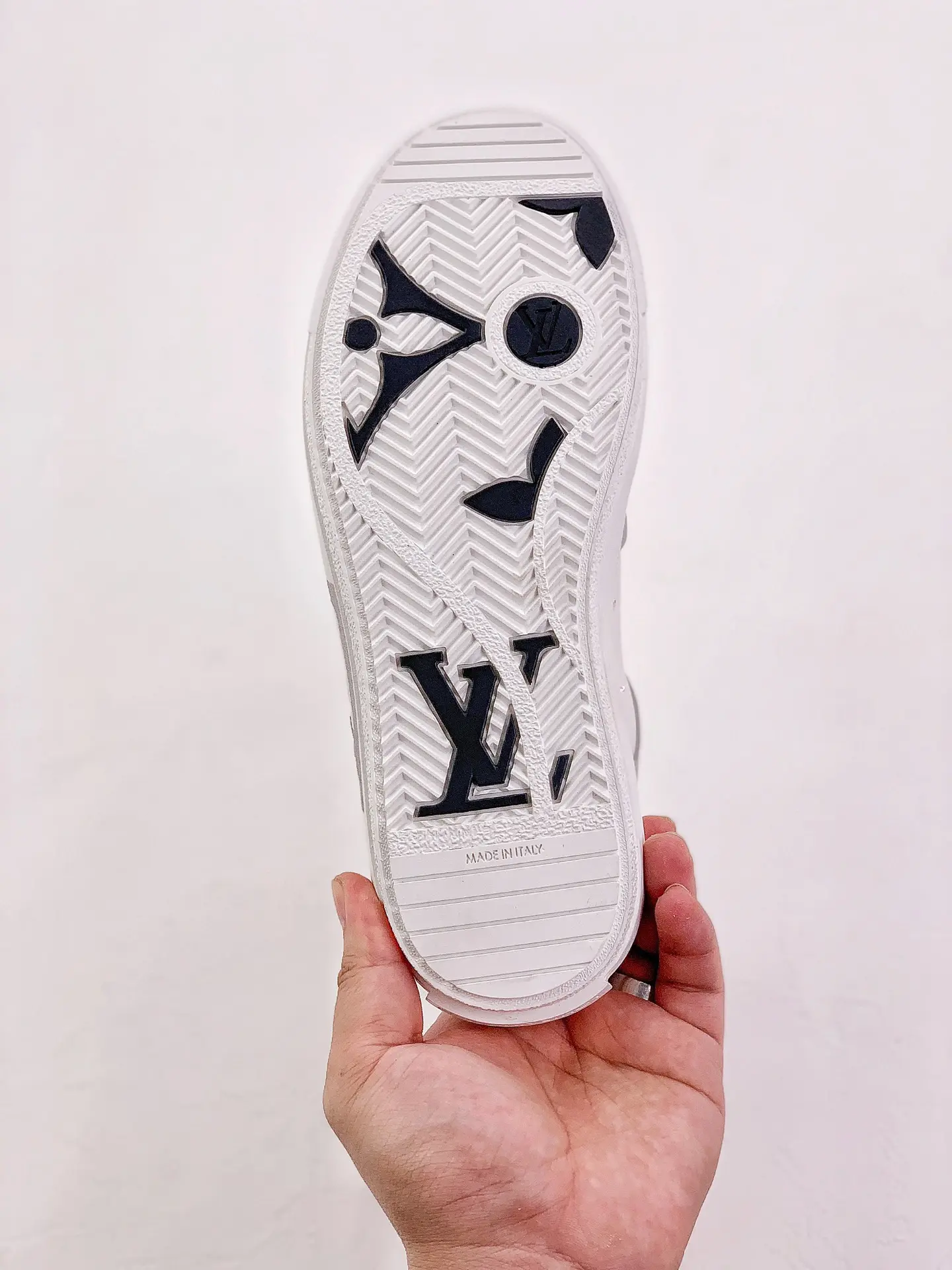 YASSW | Louis Vuitton White/Blue Leather Time Out Sneakers Replica Review