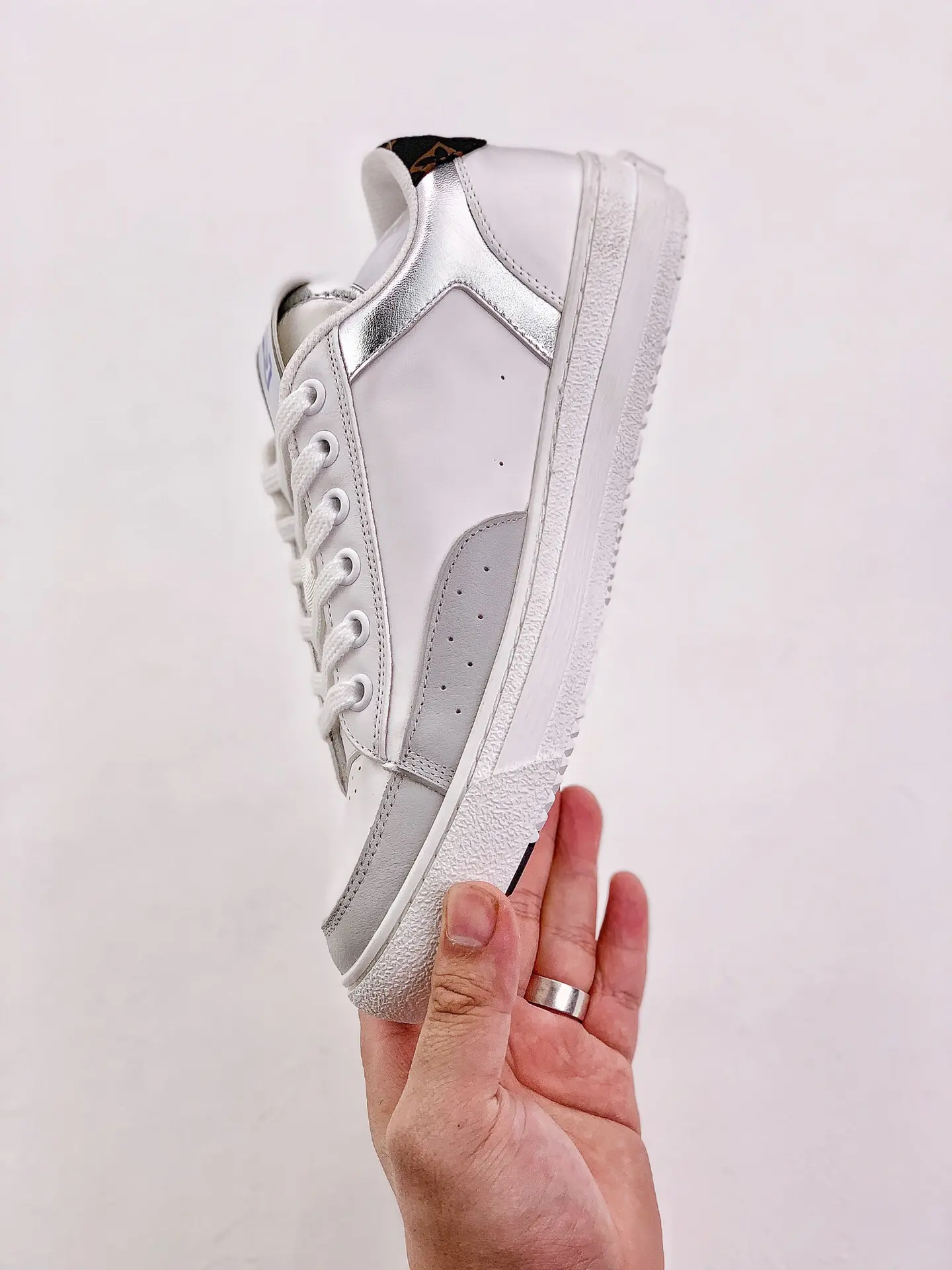 YASSW | Louis Vuitton White/Blue Leather Time Out Sneakers Replica Review