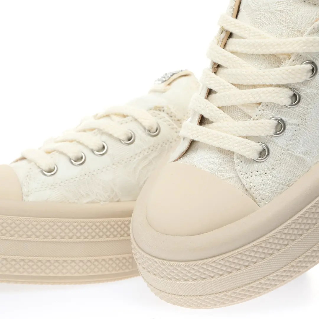 YASSW | Trendy White Sport Shoes for Women: Replica vs. Authentic