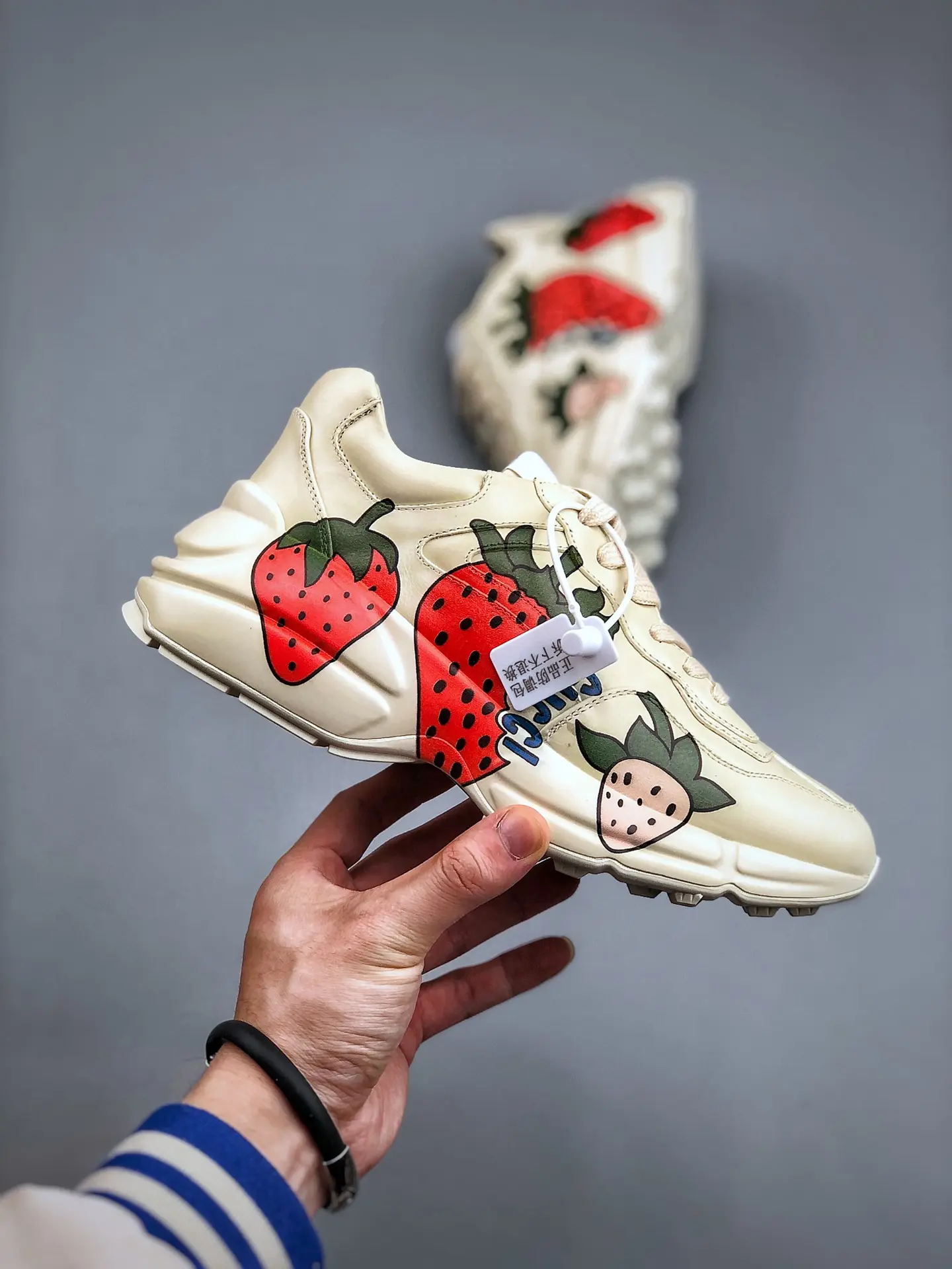 YASSW | Replica Gucci Rhyton Logo Handpainted Strawberries Leather Sneakers Review