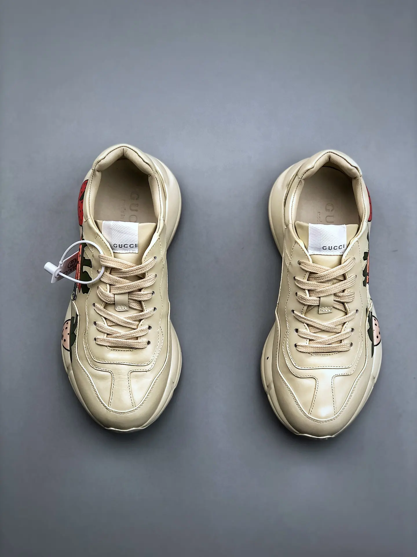 YASSW | Replica Gucci Rhyton Logo Handpainted Strawberries Leather Sneakers Review