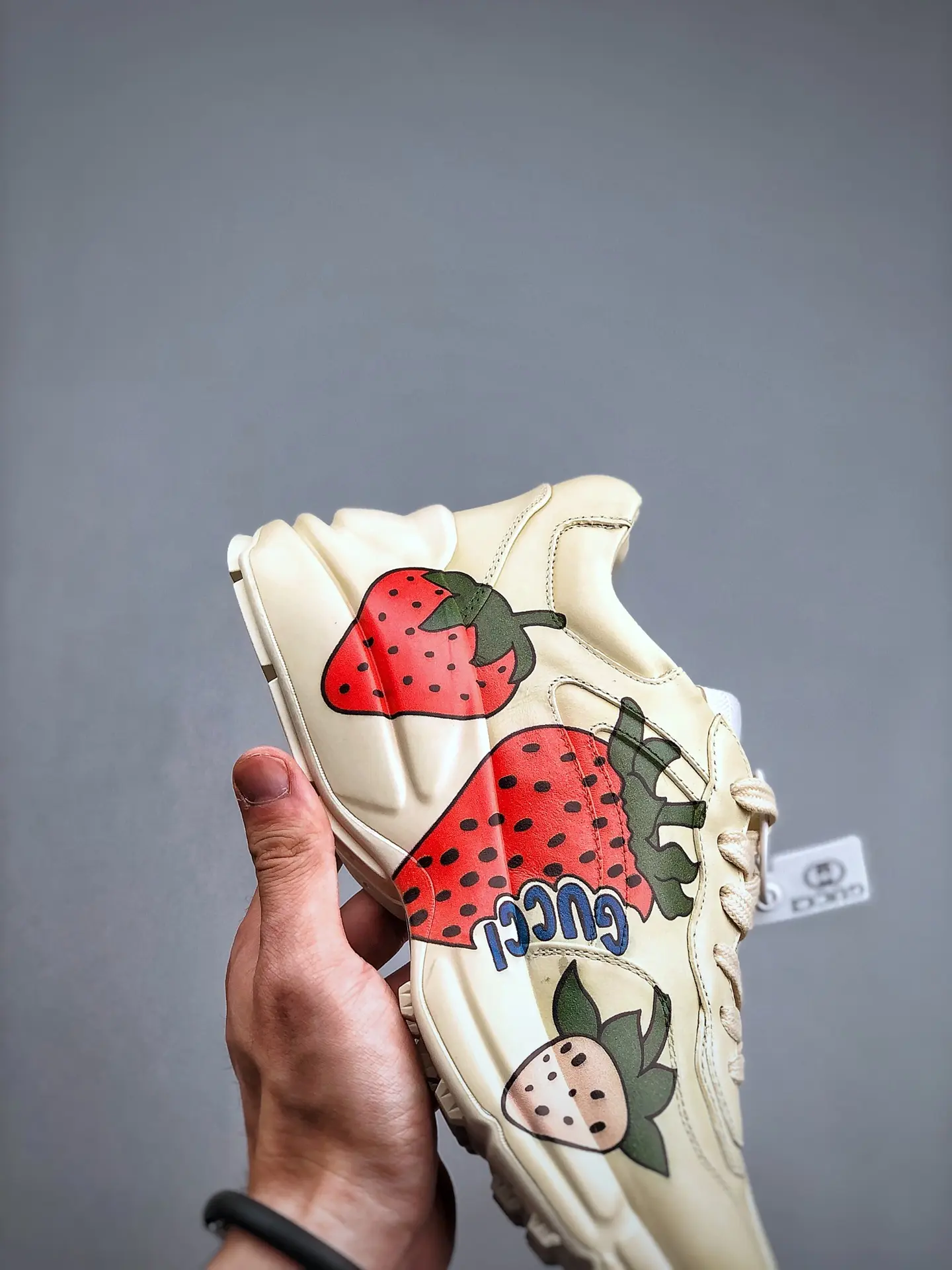 YASSW | Replica Gucci Rhyton Logo Handpainted Strawberries Leather Sneakers Review