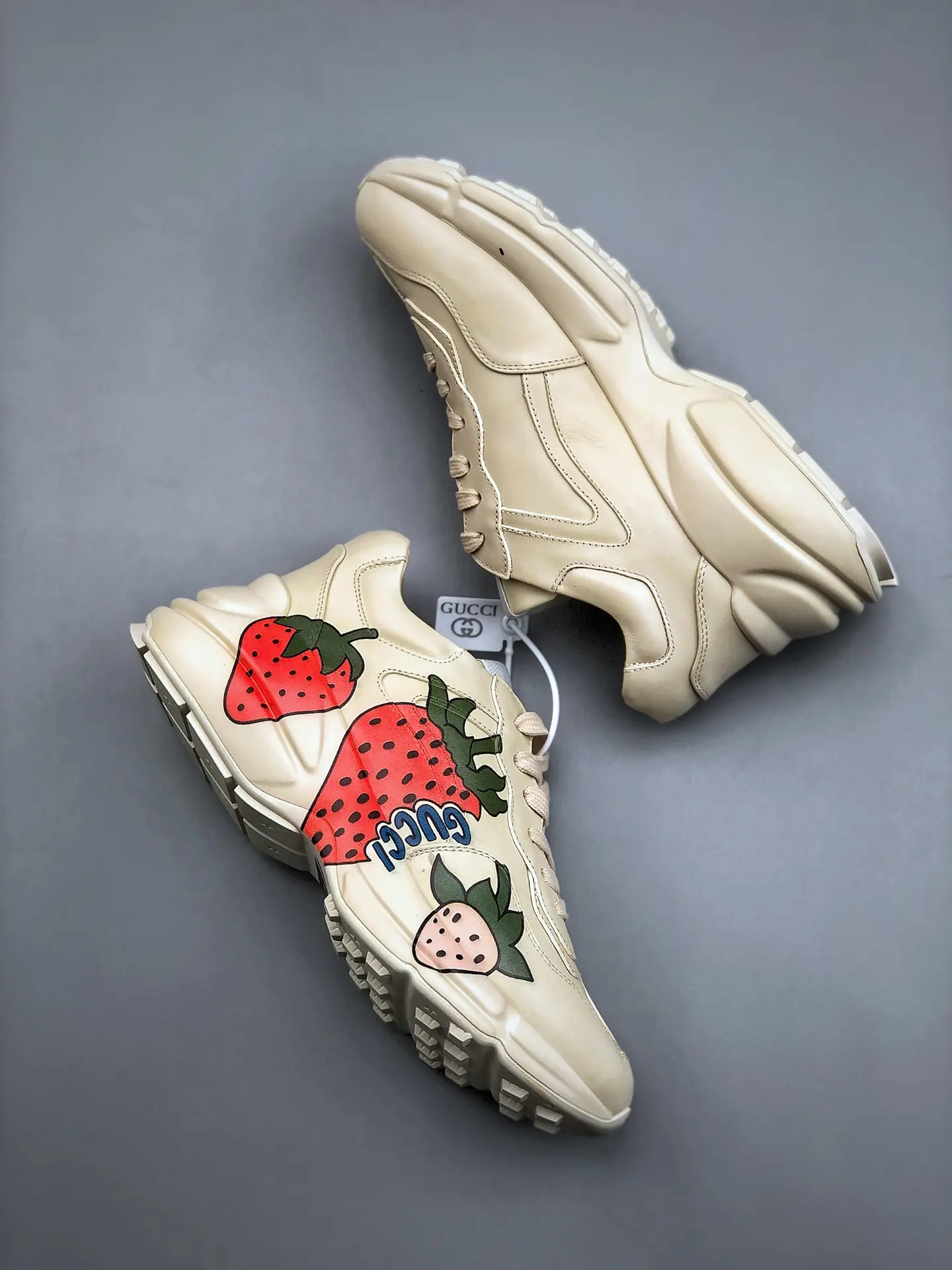 YASSW | Replica Gucci Rhyton Logo Handpainted Strawberries Leather Sneakers Review