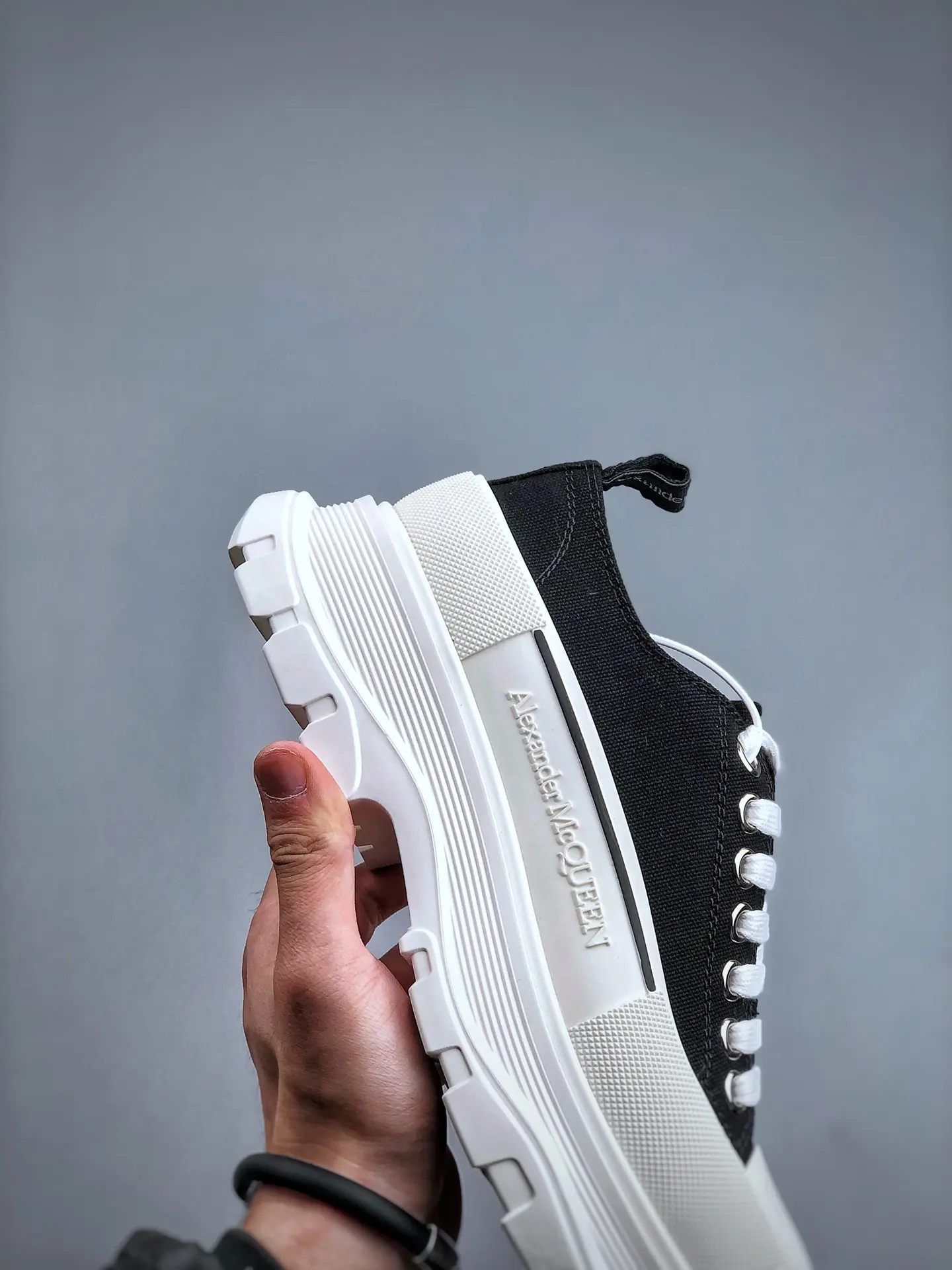 YASSW | Replica Alexander McQueen Black/White Sneakers: A Comprehensive Review