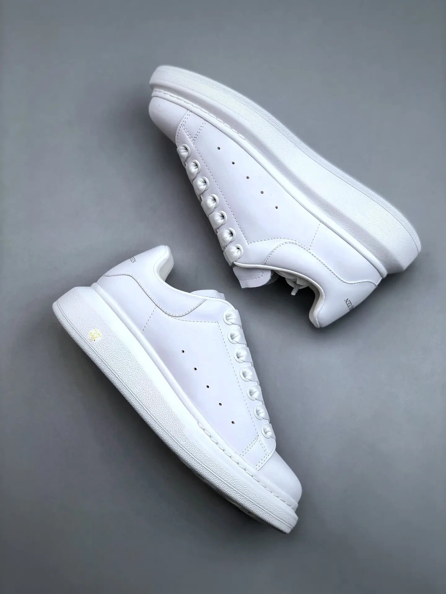 YASSW | Alexander McQueen Replica White Sneakers – The Perfect Blend of Style and Comfort