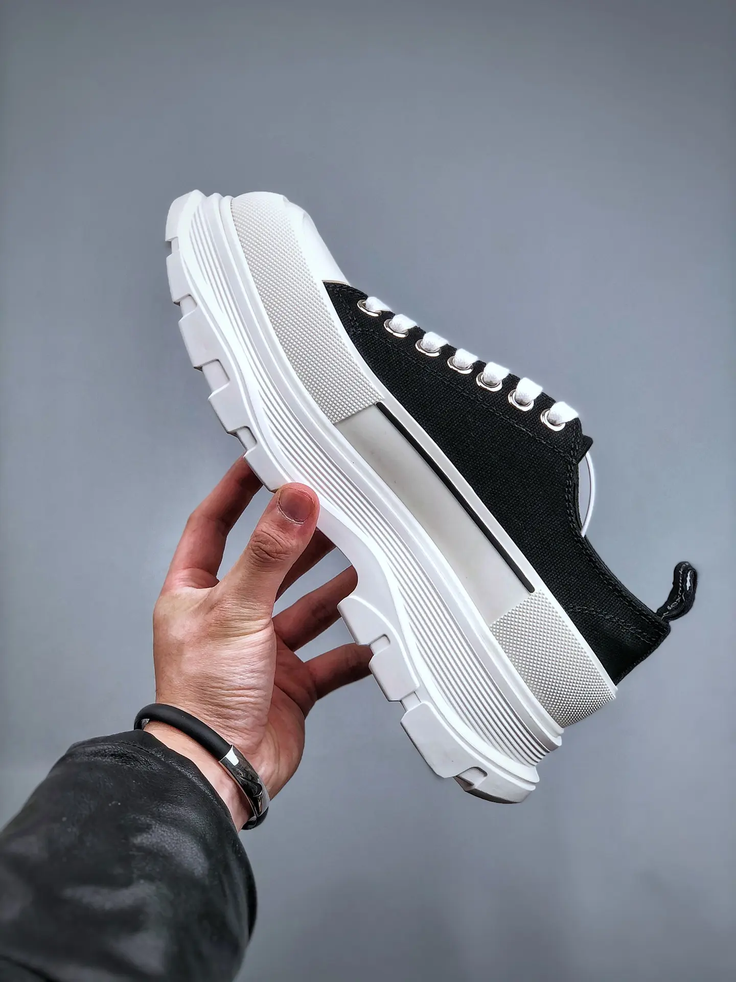 YASSW | Alexander McQueen Tread Slick Low Lace-Up Black White Replica