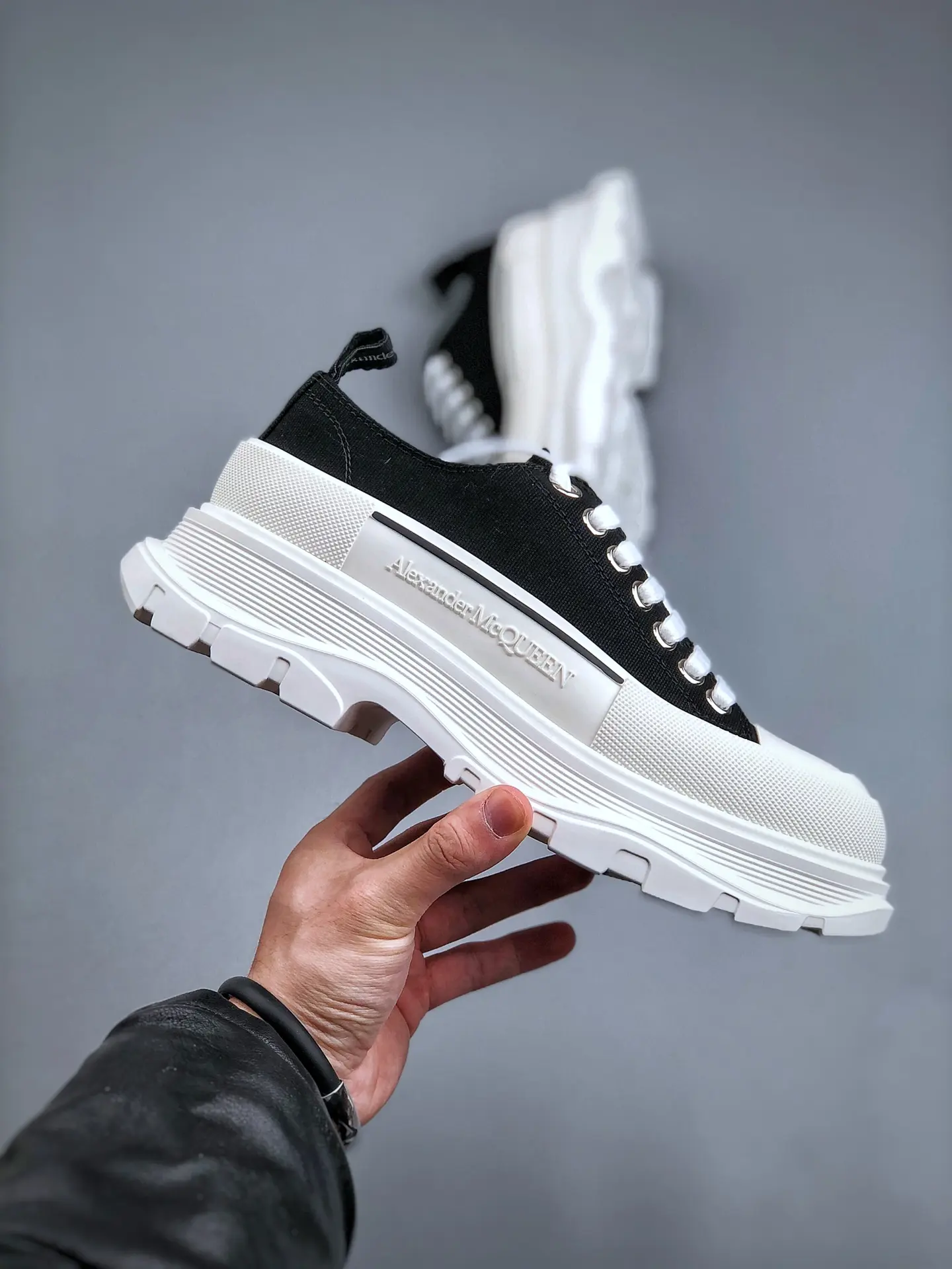 YASSW | Alexander McQueen Tread Slick Low Lace-Up Black White Replica