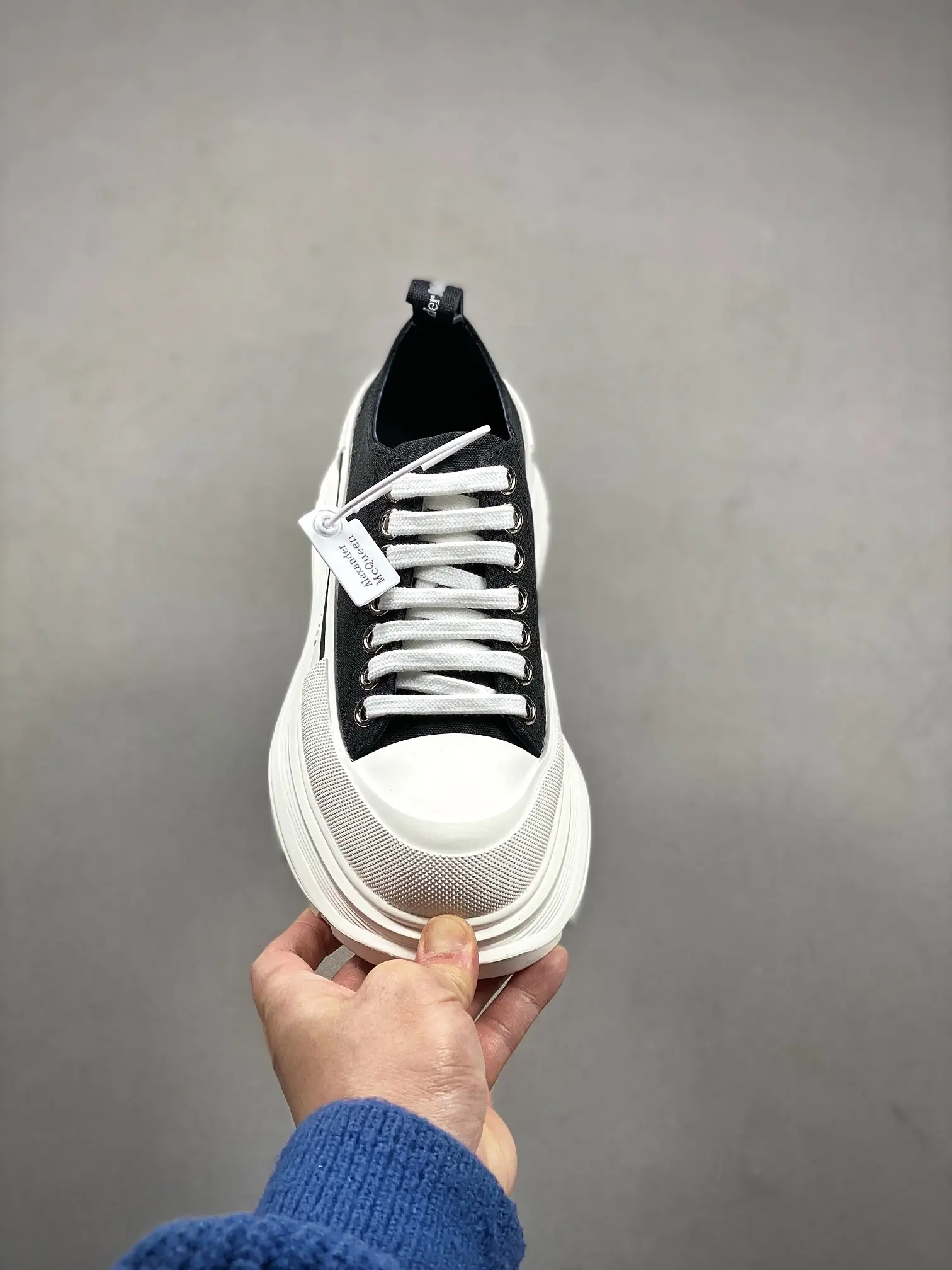 YASSW | Alexander McQueen Tread Slick Low Top Sneakers in Black and White (Replica)