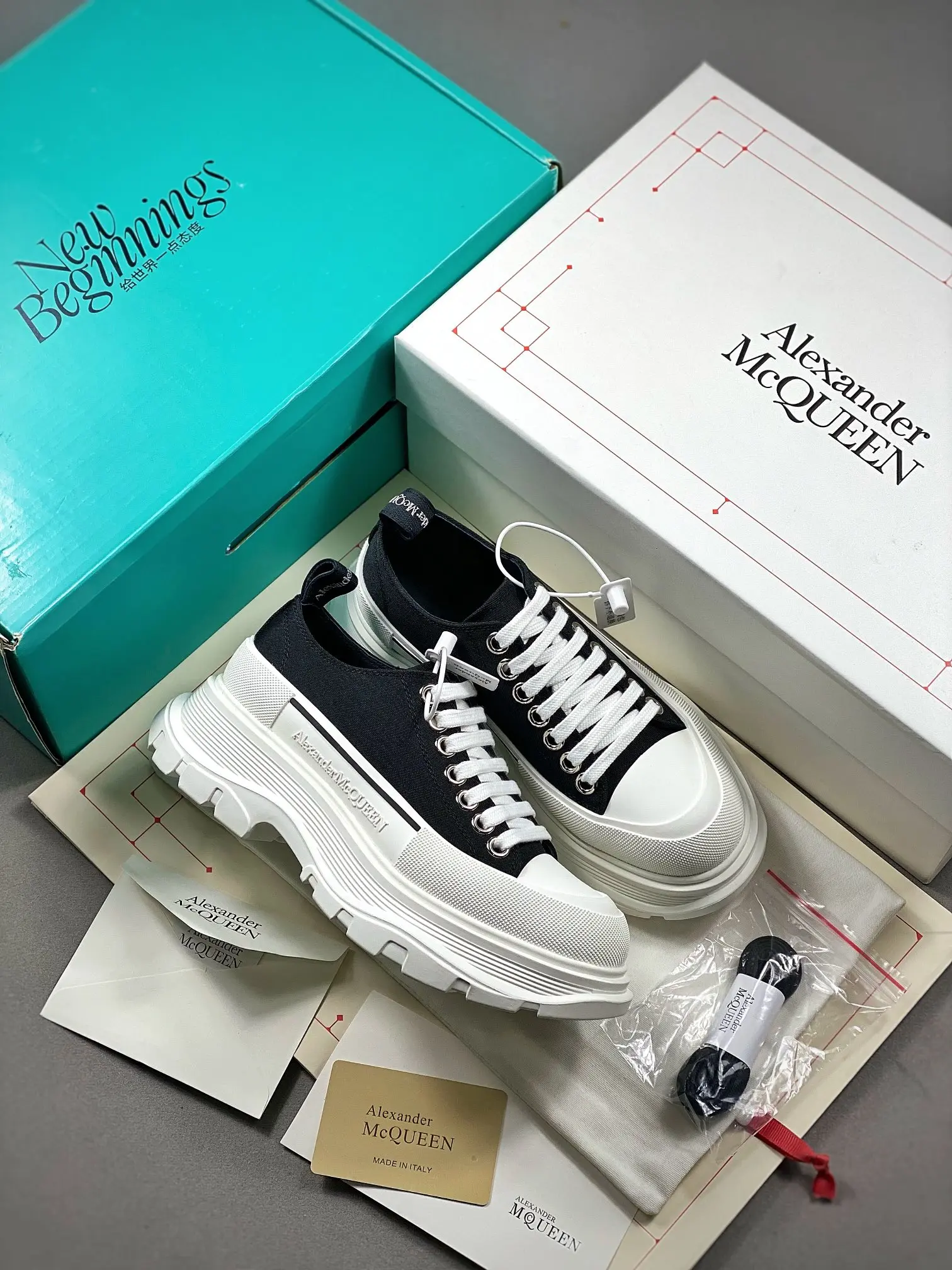 YASSW | Alexander McQueen Tread Slick Low Top Sneakers in Black and White (Replica)