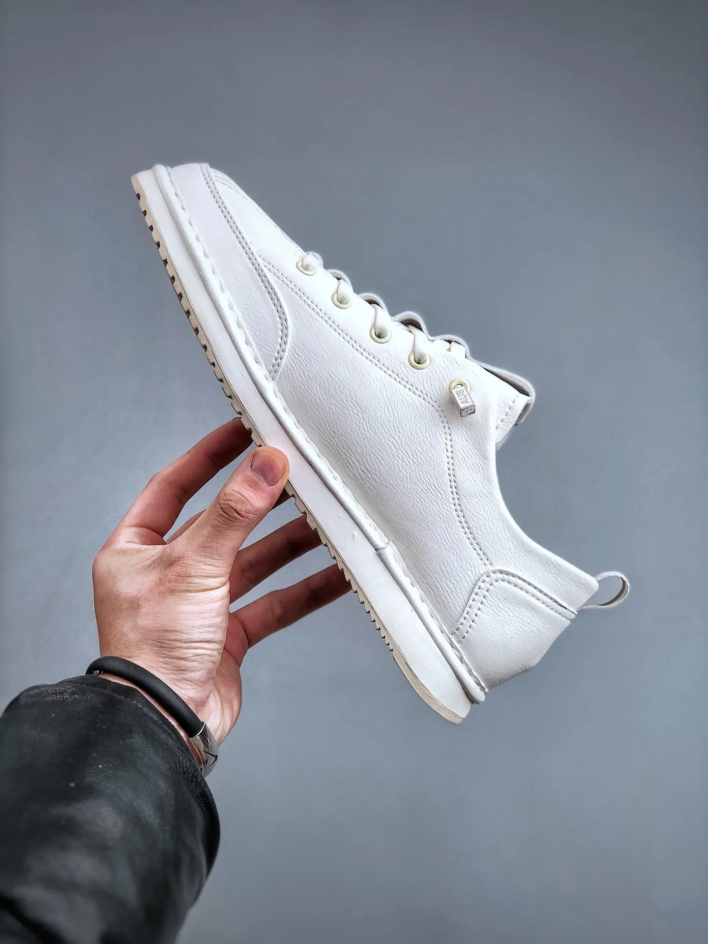 YASSW | Luxurious Yet Affordable: A Deep Dive into White Replica Sneakers