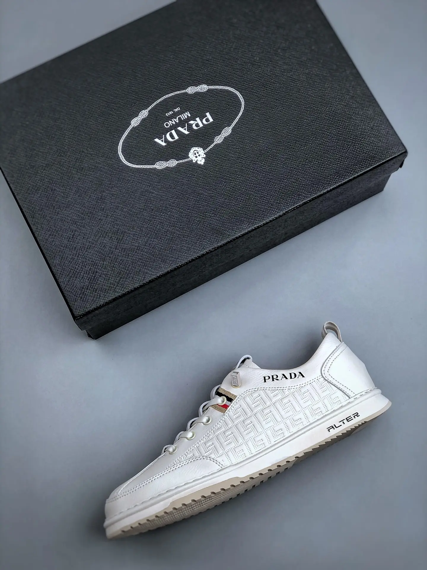 YASSW | Luxurious Yet Affordable: A Deep Dive into White Replica Sneakers