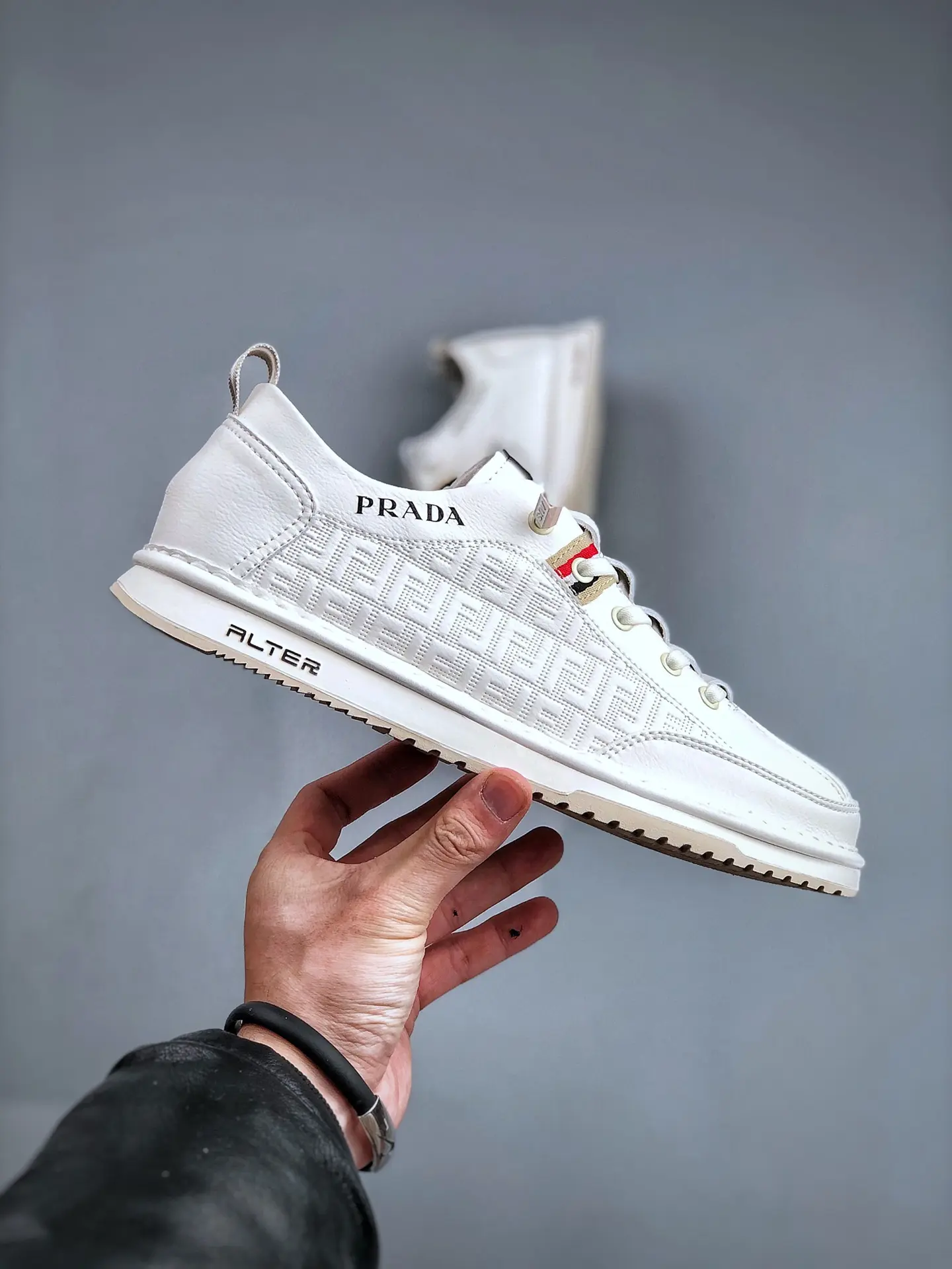 YASSW | Luxurious Yet Affordable: A Deep Dive into White Replica Sneakers