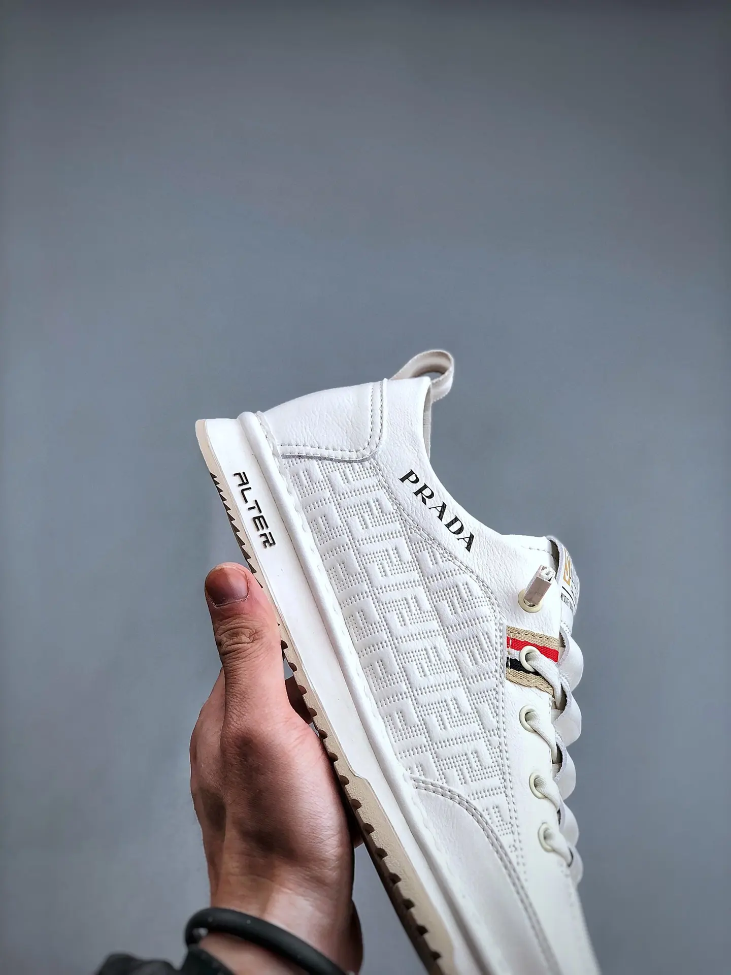 YASSW | Luxurious Yet Affordable: A Deep Dive into White Replica Sneakers