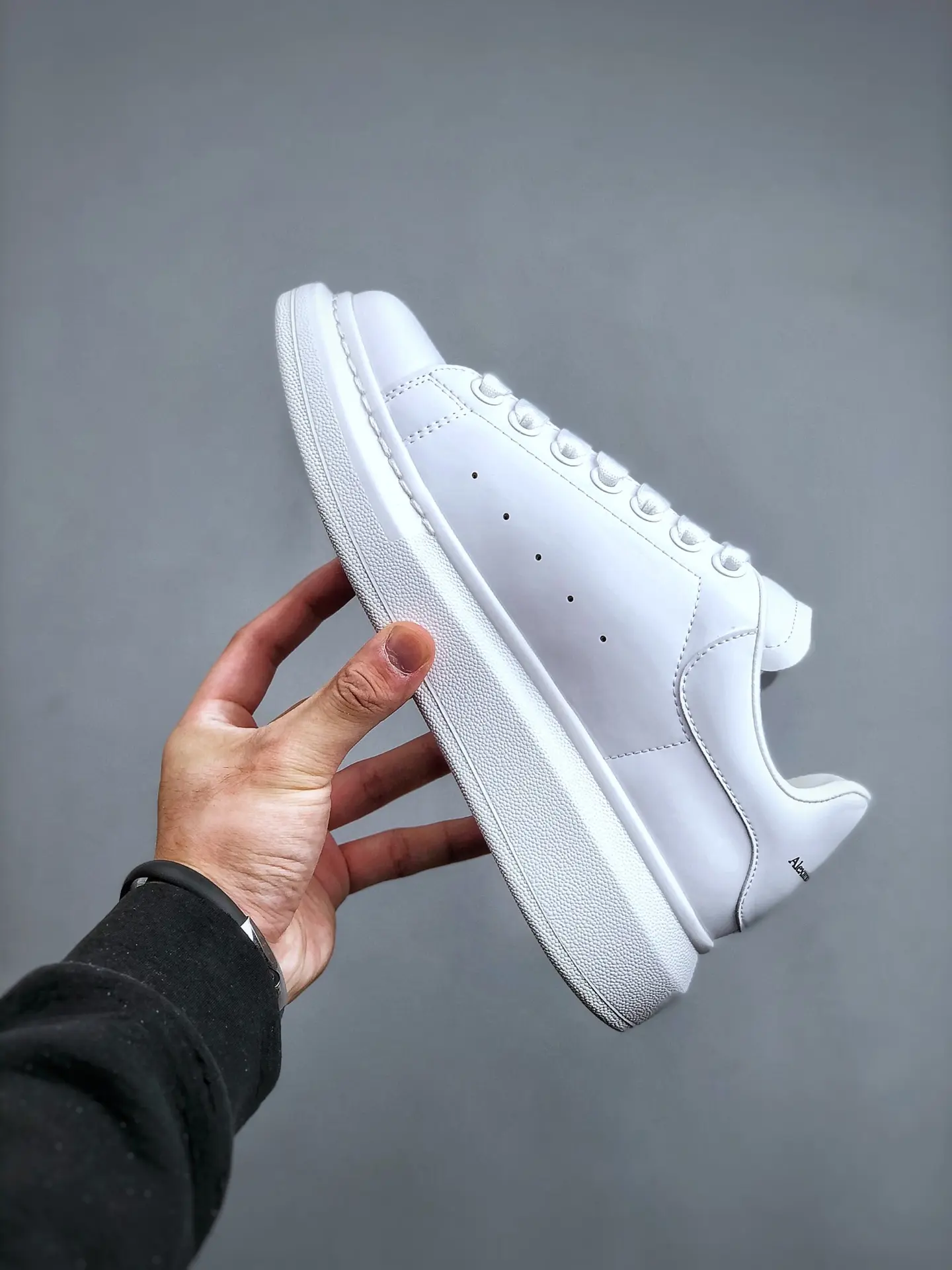 YASSW | Replica Alexander McQueen White Sneakers: Style and Comfort for All Seasons