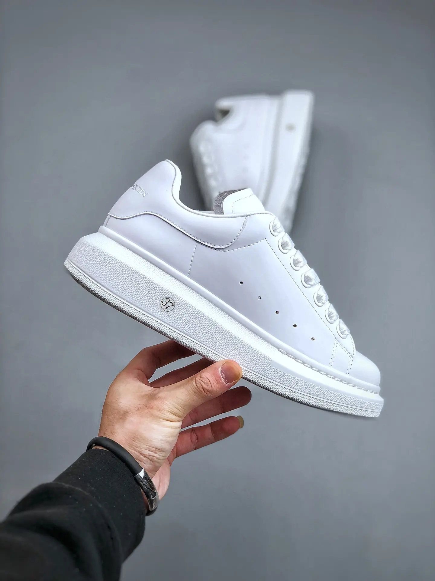 YASSW | Replica Alexander McQueen White Sneakers: Style and Comfort for All Seasons