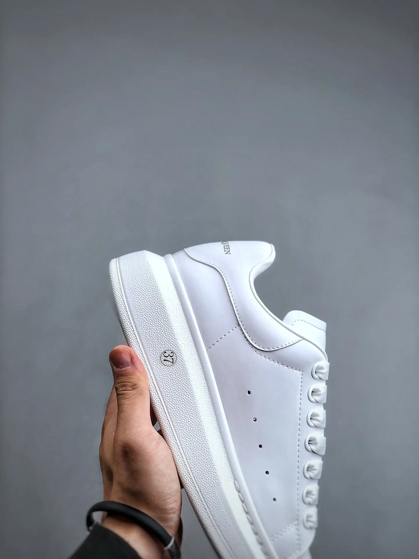 YASSW | Replica Alexander McQueen White Sneakers: Style and Comfort for All Seasons