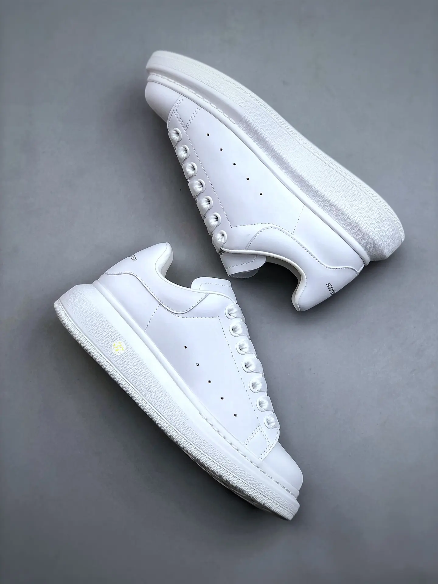 YASSW | Replica Alexander McQueen White Sneakers: Style and Comfort for All Seasons