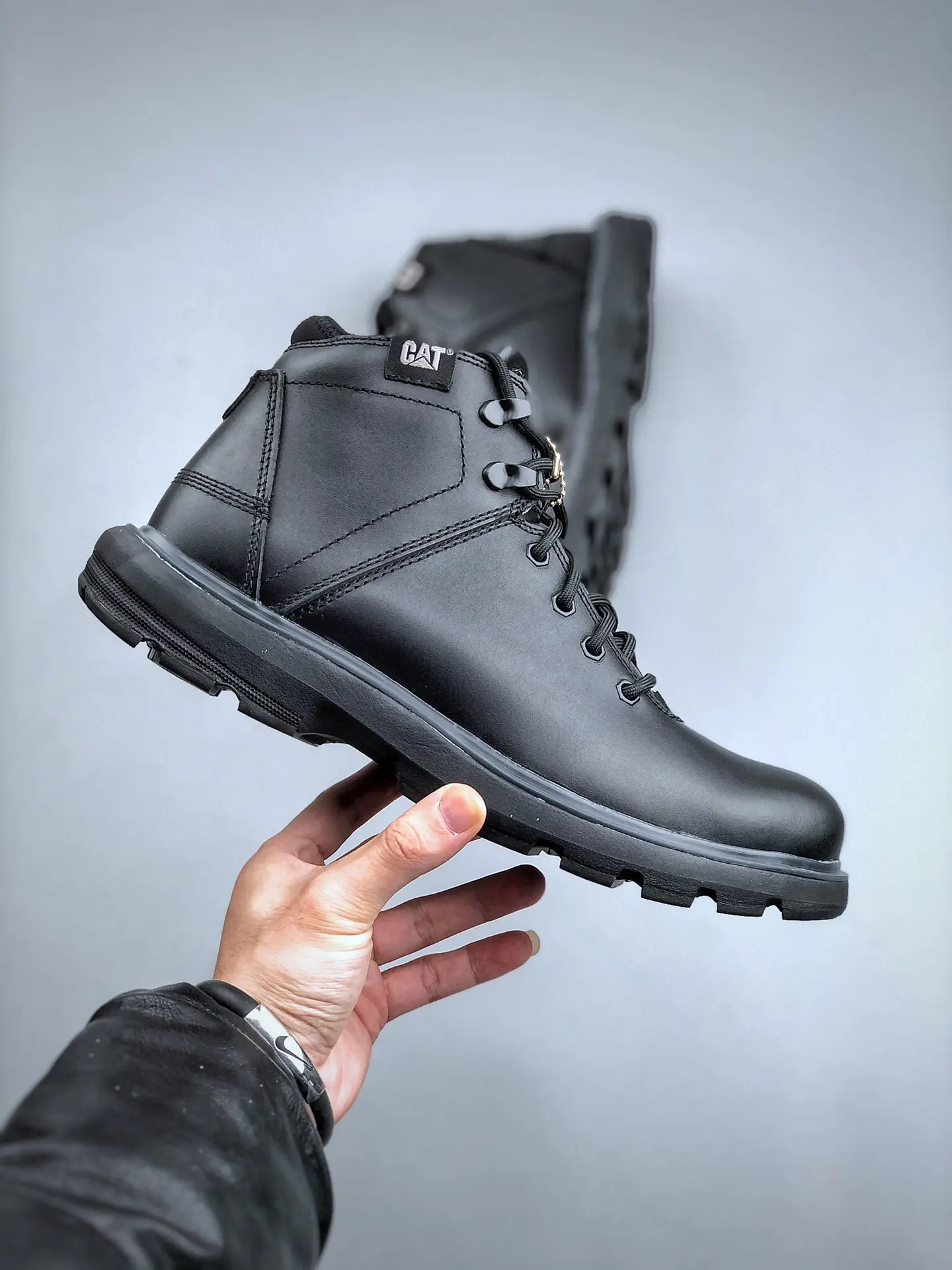 YASSW | The Ultimate Guide to Waterproof Work and Trekking Boots: From Replicas to Originals