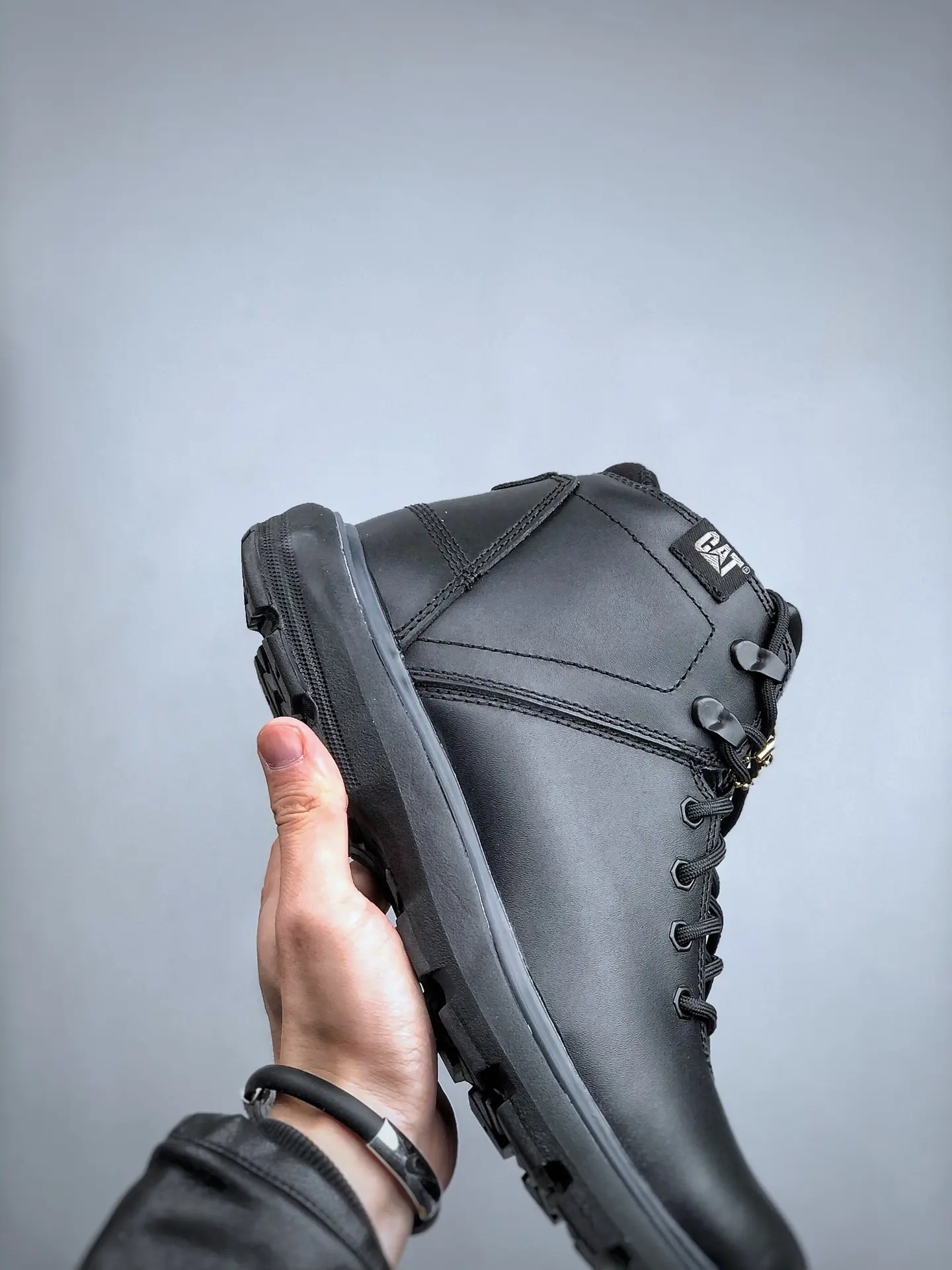 YASSW | The Ultimate Guide to Waterproof Work and Trekking Boots: From Replicas to Originals