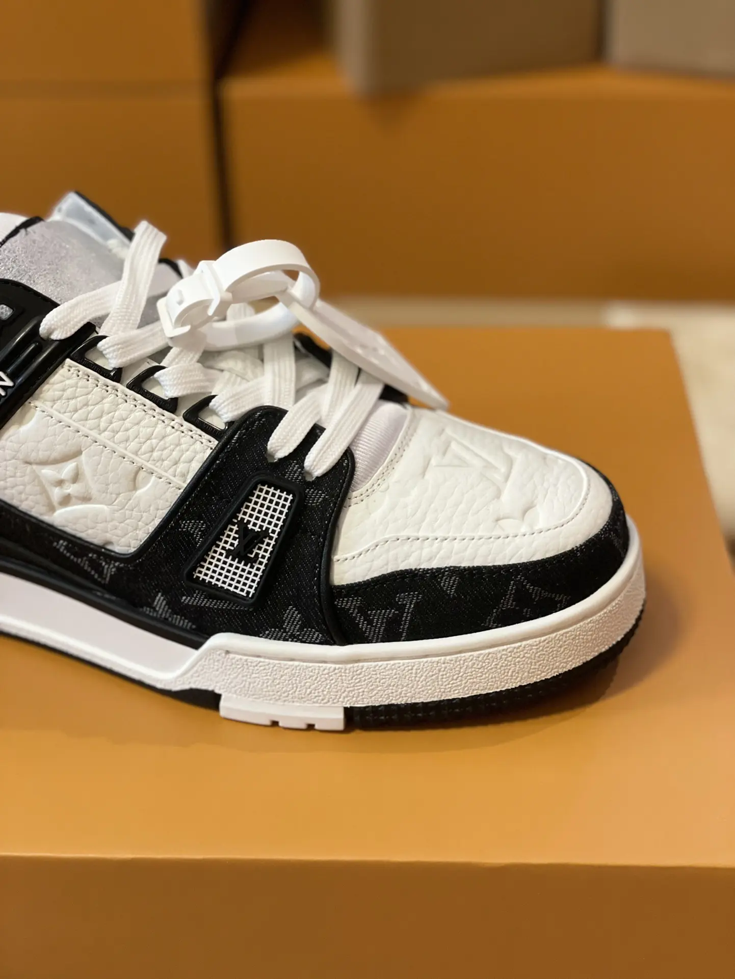 YASSW | Unveiling the Louis Vuitton LV Trainer Sneaker Replica in Black and White