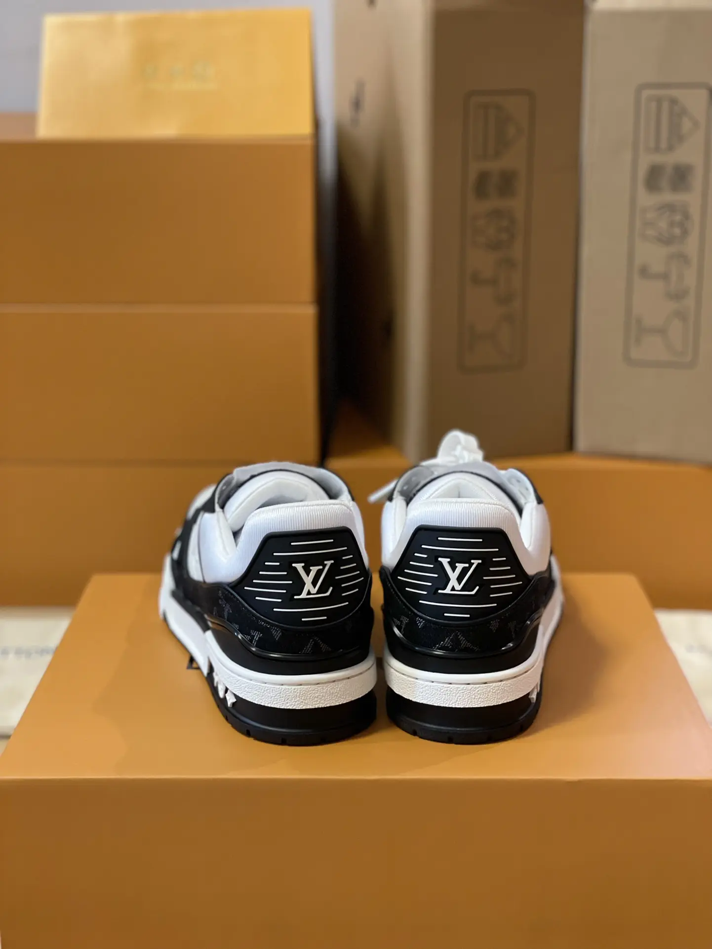 YASSW | Unveiling the Louis Vuitton LV Trainer Sneaker Replica in Black and White