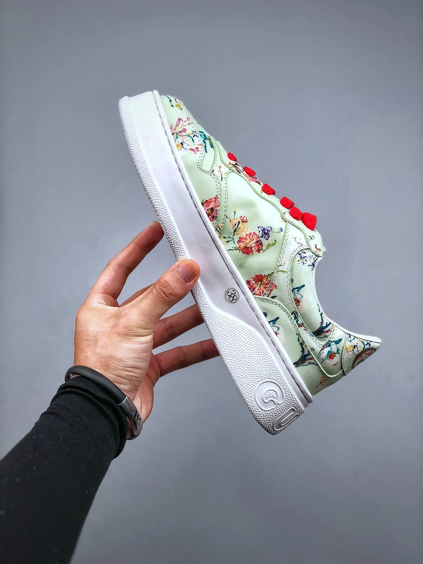 YASSW | Gucci x Pharrell Williams White Floral Replica Sneakers - High Quality & Affordable