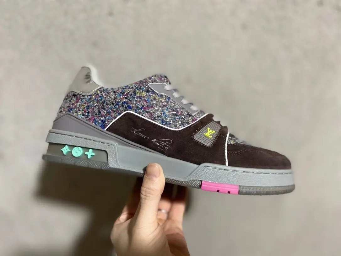 YASSW | Louis Vuitton LV-TRAINER SNEAKER Chrome Silver Iridescent Replica Review