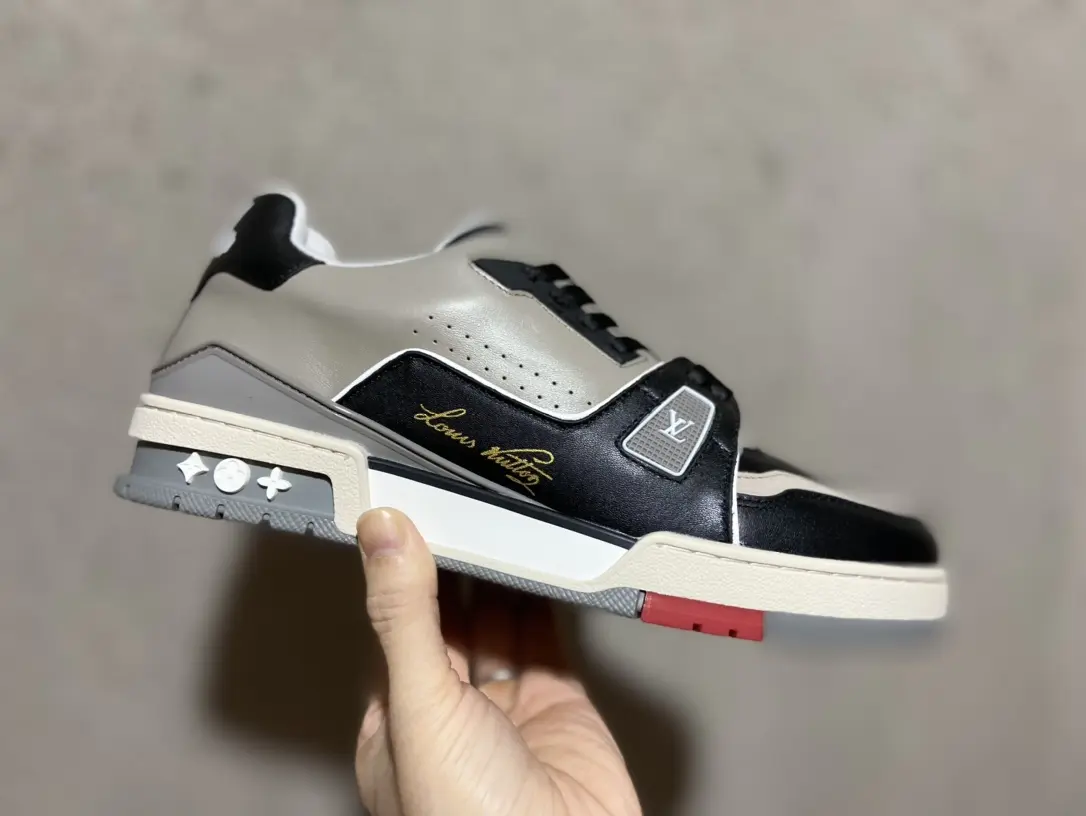 YASSW | Louis Vuitton LV-TRAINER SNEAKER Chrome Silver Iridescent Replica Review