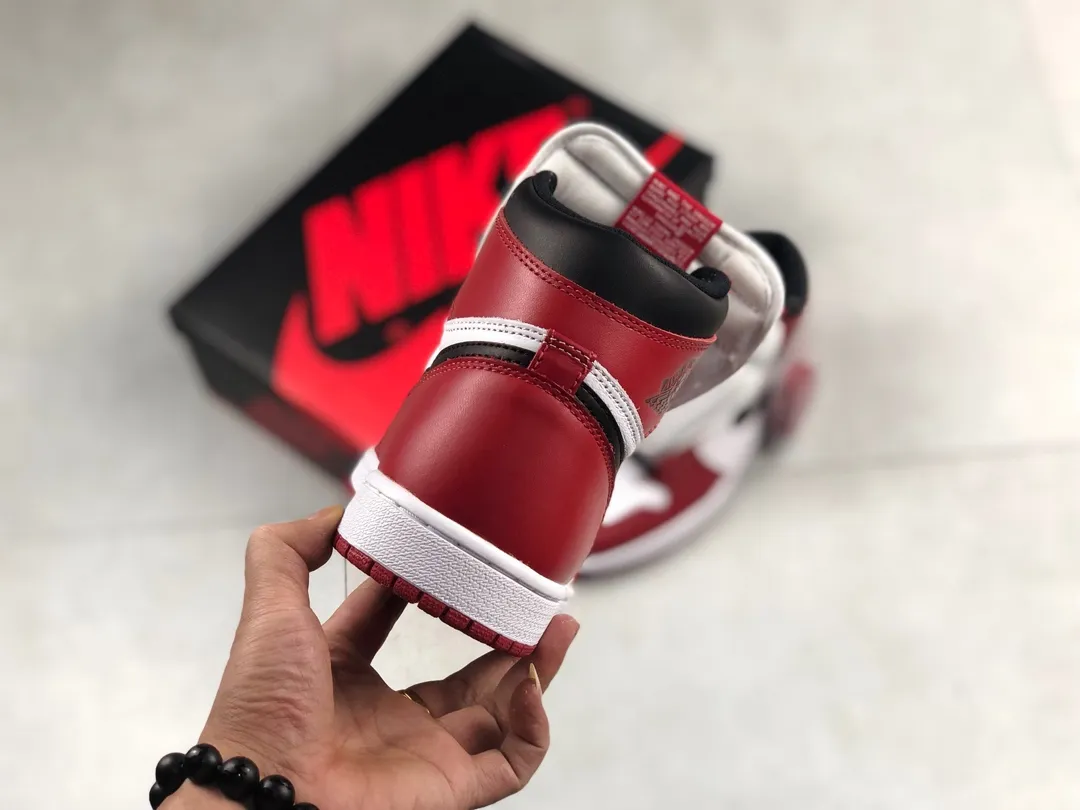 YASSW | Air Jordan 1 Retro High OG Chicago: The Classic Icon