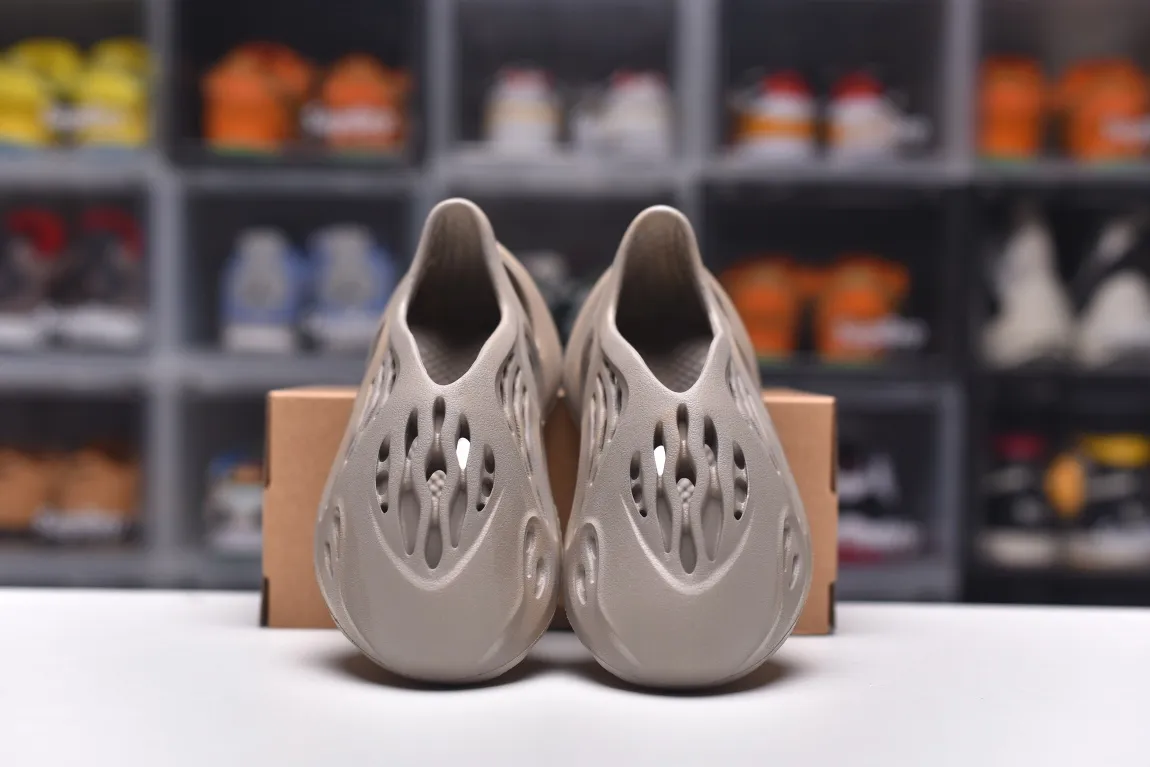 YASSW | The Ultimate Guide to Yeezy Foam Runner Mist and Its Replicas